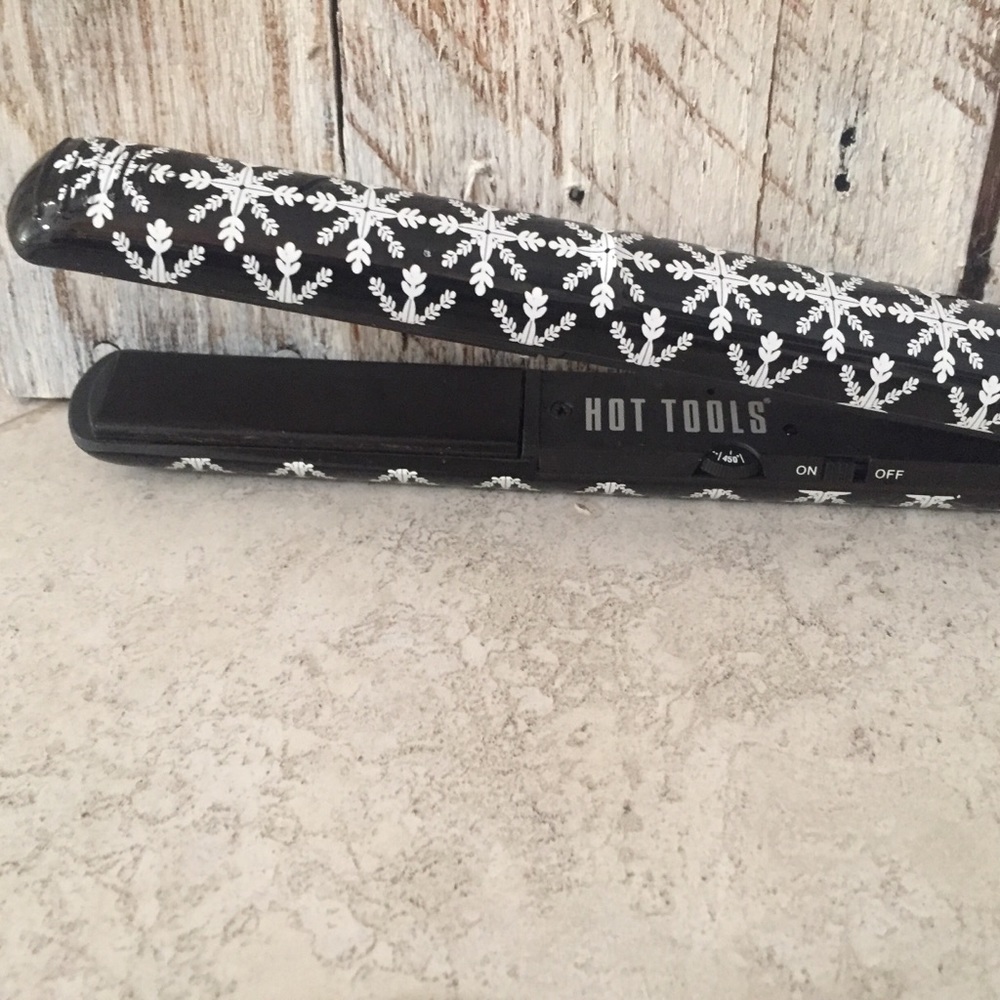 { HOT TOOLS } - straightening flat iron -